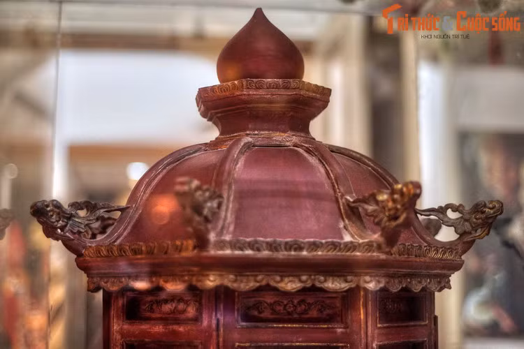 Đỉnh mâm có hình búp sen, biểu tượng của đức tin Phật giáo.