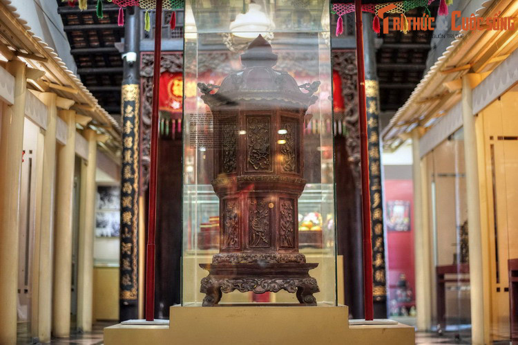 Mâm trầu khiêng của người Nam Bộ xưa, hiện vật của Bảo tàng TP HCM. Mâm trầu cau được dùng để đựng và vận chuyển trầu cau, là một vật phẩm không thể thiếu trong hôn lễ truyền thống của người Việt.