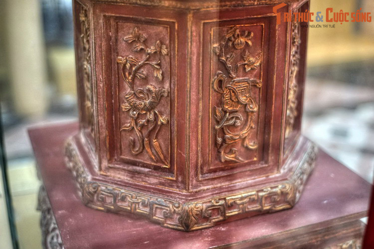 Phía trong mâm là một cái khay gỗ để đặt trầu, trên có 2 quài cau. Theo tục lệ ở Nam Bộ, trầu được bày 8 xấp, mỗi xấp 8 lá, tổng cộng 64 lá tượng trưng cho 64 quẻ trong Kinh Dịch.