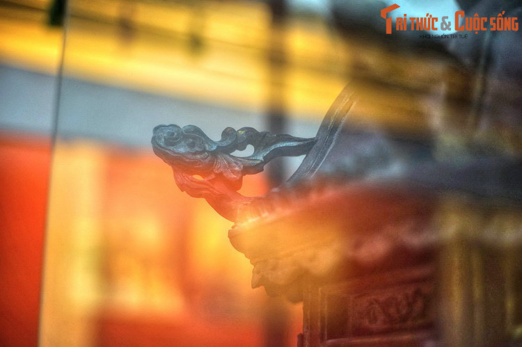 Các góc quanh đỉnh trang trí hình rồng, linh vật hàng đầu trong Tứ linh phương Đông.