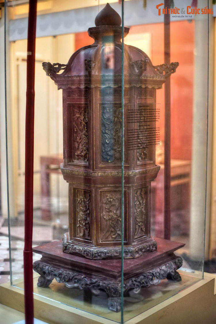 Tùy theo vùng miền và gia cảnh của người tổ chức hôn lễ mà mâm trầu cau có sự khác biệt về kích thước, kiểu dáng. Chiếc mâm trầu ở Bảo tàng TP HCM được tạo hình như một bảo tháp Phật giáo, kích thước khá lớn, tạo tác tinh xảo, từng thuộc về một gia đình giàu có.