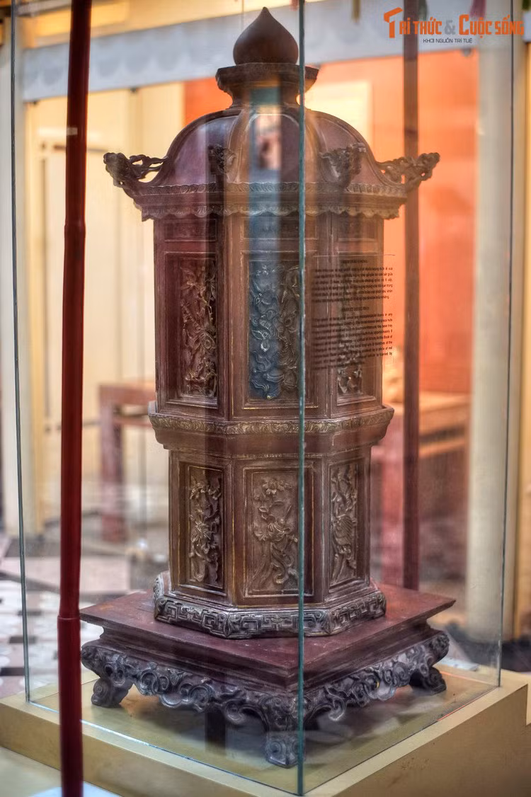 Tùy theo vùng miền và gia cảnh của người tổ chức hôn lễ mà mâm trầu cau có sự khác biệt về kích thước, kiểu dáng. Chiếc mâm trầu ở Bảo tàng TP HCM được tạo hình như một bảo tháp Phật giáo, kích thước khá lớn, tạo tác tinh xảo, từng thuộc về một gia đình giàu có.