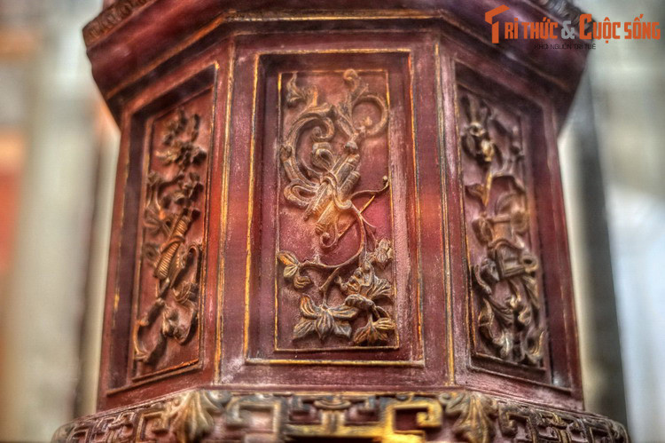 Mâm có 8 cạnh, mặt ngoài được ghép lại bằng các tấm gỗ chạm trổ cầu kỳ các mô típ hoa lá, vật báu, sơn son thiếp vàng lộng lẫy.