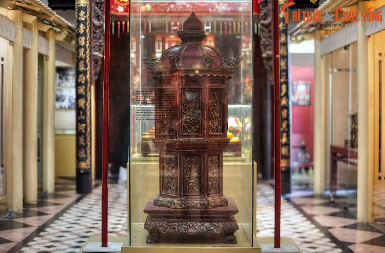 Khi hành lễ, mâm trầu được phủ khăn điều, đặt trong kiệu do bốn người khiêng.