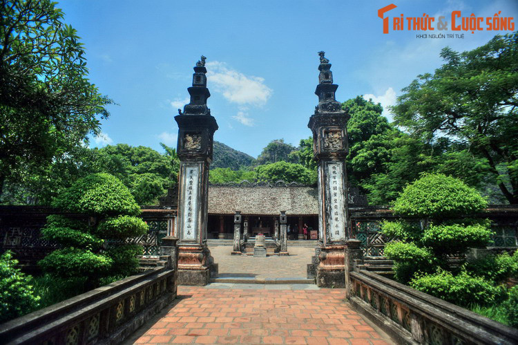 1. Nằm ở trung tâm thành Đông của kinh đô Hoa Lư xưa, đền thờ Vua Đinh Tiên Hoàng là một di tích có tầm quan trọng đặc biệt của của quần thể di sản cố đô Hoa Lư.