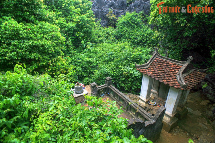 2. Trước đền thờ vua Đinh Tiên Hoàng có ngọn núi Mã Yên, là nơi đặt lăng mộ vị vua sáng lập nhà Đinh. Lăng mộ vua Đinh nằm trên đỉnh núi, cách chân núi 265 bậc đá. Lăng được xây bằng gạch và đá ở một khoảng đất hẹp giữa các phiến đá, có quy mô kiến trúc nhỏ và giản dị.