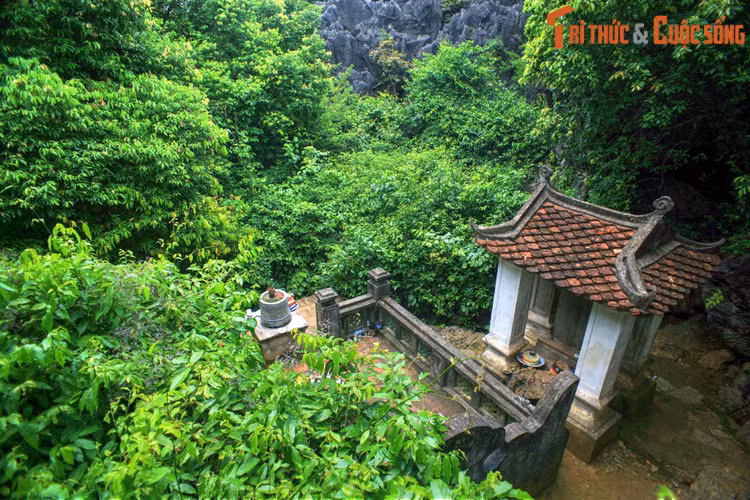 2. Trước đền thờ vua Đinh Tiên Hoàng có ngọn núi Mã Yên, là nơi đặt lăng mộ vị vua sáng lập nhà Đinh. Lăng mộ vua Đinh nằm trên đỉnh núi, cách chân núi 265 bậc đá. Lăng được xây bằng gạch và đá ở một khoảng đất hẹp giữa các phiến đá, có quy mô kiến trúc nhỏ và giản dị.