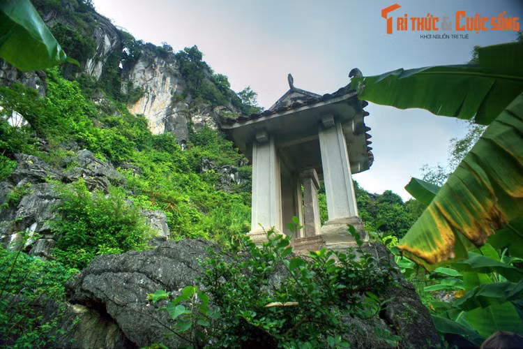 Nhà bia nằm trên một mỏm đá sau lăng, bên trong đặt văn bia có từ thời vua Minh Mạng. Do nằm ở một vị trí hẻo lánh nên khu lăng mộ vua Lê Đại Hành không có nhiều người đến viếng thăm thường xuyên...