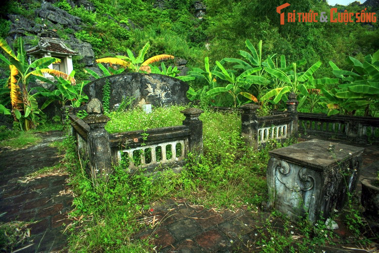 Kiến trúc hiện tại của lăng vua Lê được xây từ năm 1840 dưới thời vua Minh Mạng. Lăng được trùng tu vào năm 1885, dưới thời vua Hàm Nghi. Mộ phần là một mô đất thấp có tường bao quanh, phía trước có 2 trụ cổng, phía sau là bình phong.