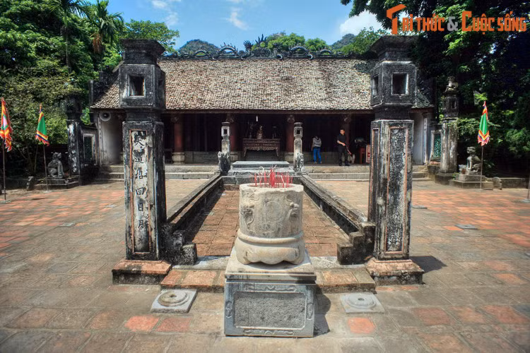 Ðền được xây dựng vào khoảng thế kỷ thứ 17 theo kiểu đăng đối trên trục thần đạo. Đây là một công kiến trúc độc đáo với giá trị nổi bật là các tác phẩm chạm khắc gỗ và đá có niên đại từ thế kỷ 17 - 19.