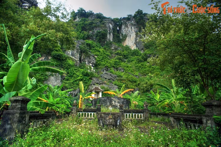 4. Nếu đỉnh núi Mã Yên có mộ vua Đinh Tiên Hoàng thì chân núi Mã Yên lại là nơi yên nghỉ của vua Lê Đại Hành. Khu lăng mộ được bao bọc bởi các dãy núi đá như “rồng chầu, hổ phục” theo quan niệm phong thủy xưa.