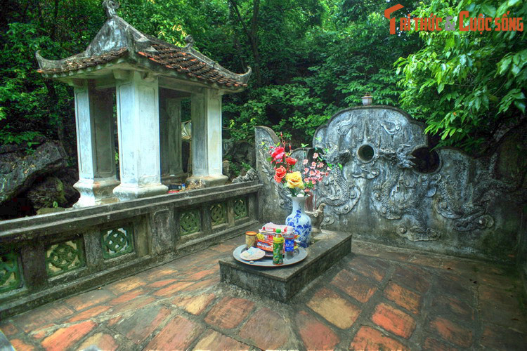 Tương truyền, nơi xây lăng vua Đinh Tiên Hoàng là khoảng đất võng xuống thấp mà dân gian hình dung là cái yên ngựa. Lăng được xây ở đây với hàm ý vị hoàng đế vĩ đại như vẫn ngồi trên yên ngựa để bảo vệ đất nước.