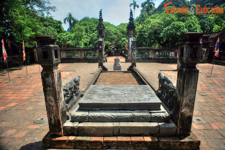 Đền thờ vua Đinh có hai hiện vật đã được công nhận là Bảo vật quốc gia. Đó là hai chiếc long sàng bằng đá, một đặt trước chính điện, một đặt trước Ngọ môn quan. Những bức tượng nghê đá ở đền cũng được coi là chuẩn mực cho việc tạo hình linh vật Việt Nam.