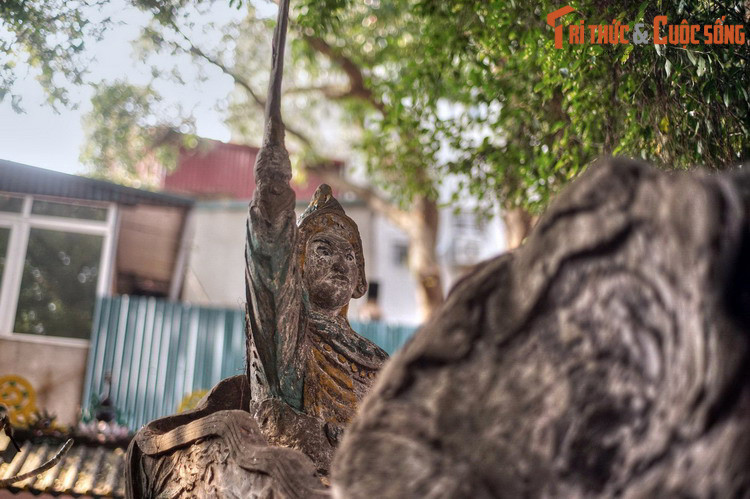 Theo sử cũ, Phan Cảnh Điệp là người gốc Nghệ An, sống vào thời vua Lê Hiển Tông. Một lần nọ có một con voi xổng chuồng chạy tới khu Trường Thi ở kinh thành phá phách lung tung, làm dân chúng sợ hãi. Ông đã trị con voi này và được trọng thưởng.