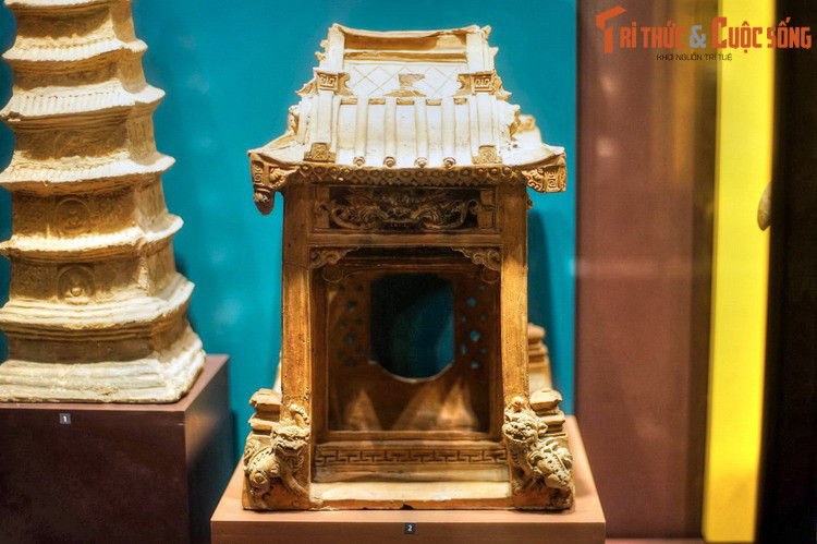 Do sự biến động của lịch sử, di sản kiến trúc nhà Trần để lại cho hậu thế còn lại rất ít, chủ yếu là các vật liệu kiến trúc rời rạc. Mô hình nhà được đề cập ở đây là một trong những hiện vật quý giúp đem lại hình dung trực quan về diện mạo của các công trình kiến trúc thời Trần.