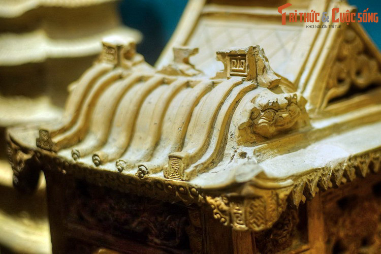 Hiện vật được tạo hình rất tỉ mỉ, thể hiện một cách chi tiết kết cấu công trình như bộ khung gỗ chạm trố cầu kỳ, bộ mái chia làm hai phần, sử dụng nhiều loại ngói khác nhau.