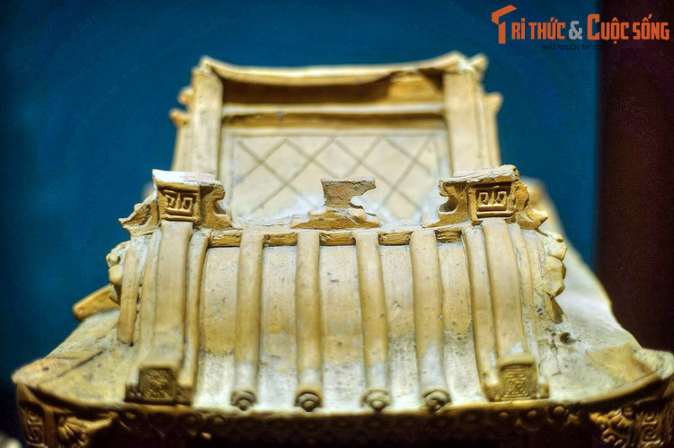 Theo các nhà nghiên cứu, vào giai đoạn đầu, nhà Trần có sự kế thừa gần như nguyên vẹn hệ thống các công trình kiến trúc của thời Lý, nhưng về sau đã có sự thay đổi về mặt quy hoạch của kinh thành Thăng Long.