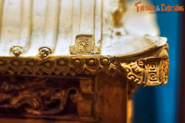 Qua các dấu tích để lại, có thể thấy rằng các công trình kiến trúc thời Trần có quy mô không to lớn bế thế như kiến trúc thời Lý, thay vào đó đơn giản và có sắc thái riêng biệt, tạo nên nét đặc trưng của kiến trúc thời Trần ở Hoàng thành Thăng Long.