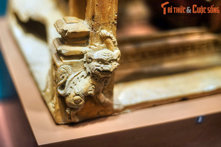 Các linh vật như rồng, nghê vô cùng sống động xuất hiện ở nhiều cấu kiện kiến trúc cho thấy đây có thể là một công trình mang tính chất tâm linh như đền, miếu.