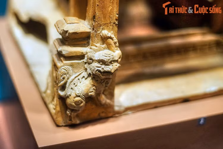 Các linh vật như rồng, nghê vô cùng sống động xuất hiện ở nhiều cấu kiện kiến trúc cho thấy đây có thể là một công trình mang tính chất tâm linh như đền, miếu.