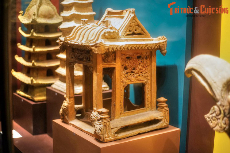 Mô hình nhà bằng đất nung thời Trần, hiện vật khai quật ở Hoàng thành Thăng Long, được trưng bày tại Bảo tàng Lịch sử TP HCM. Nhà Trần được các sử gia coi là triều đại thịnh vượng bậc nhất trong lịch sử các triều đại phong kiến Việt Nam.