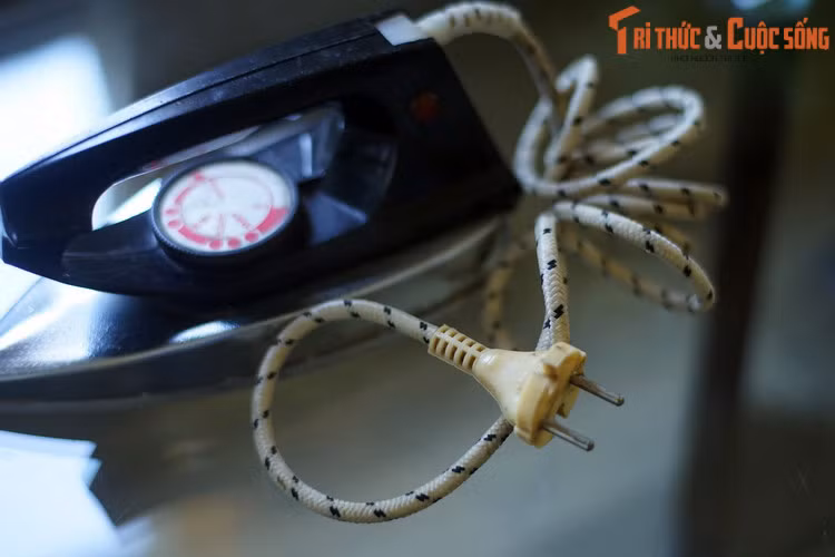 Dây cắm bàn là khá dài, cho phép di chuyển bàn là linh động khi sử dụng trong phòng.