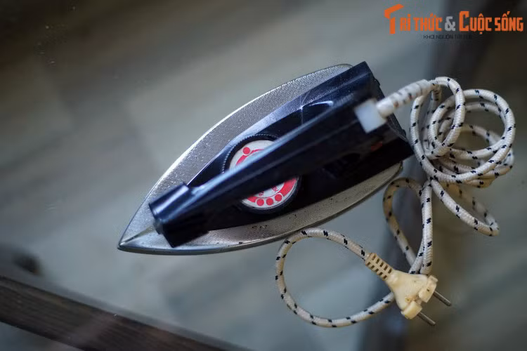 Vì sao cái bàn là Liên Xô này lại được gọi là "hoa dâu"? Cho đến nay vẫn chưa thấy ai đưa ra giải thích xác đáng. Phải chăng đặc điểm ngoại hình nào đó hay thiết kế logo trên vỏ hộp của bàn là gợi nhắc đến... bèo hoa dâu?