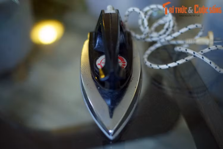 Điều bất ngờ nhất về bàn là hoa dâu là cho đến nay món đồ gia dụng này vẫn được sản xuất ở Nga với kiểu dáng hầu như không thay đổi so với 3 thập niên trước. Mang tên gọi “Jauza 1000”, nó có giá khoảng 800 rúp ở Nga, và khoảng 150.000 đồng khi về Việt Nam.