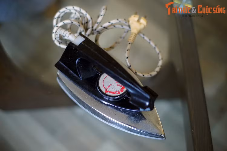 Thường được “xách tay” từ Liên Xô về, mẫu bàn là này có công suất 1000W, tay cầm bằng nhựa màu đen, kiểu dáng gọn nhẹ và chắc chắn.