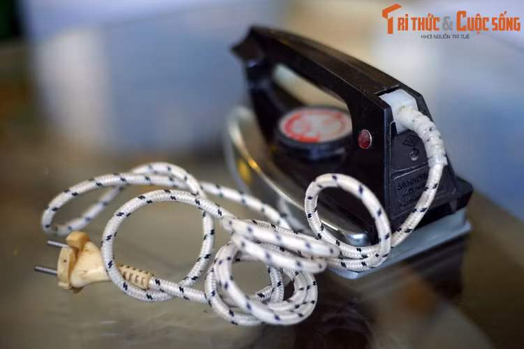 Có thể nói, sự trường tồn cùng thời gian của chiếc bàn là hoa dâu là minh chứng cho độ "nồi đồng cối đá" danh bất hư truyền của hàng gia dụng Liên Xô.