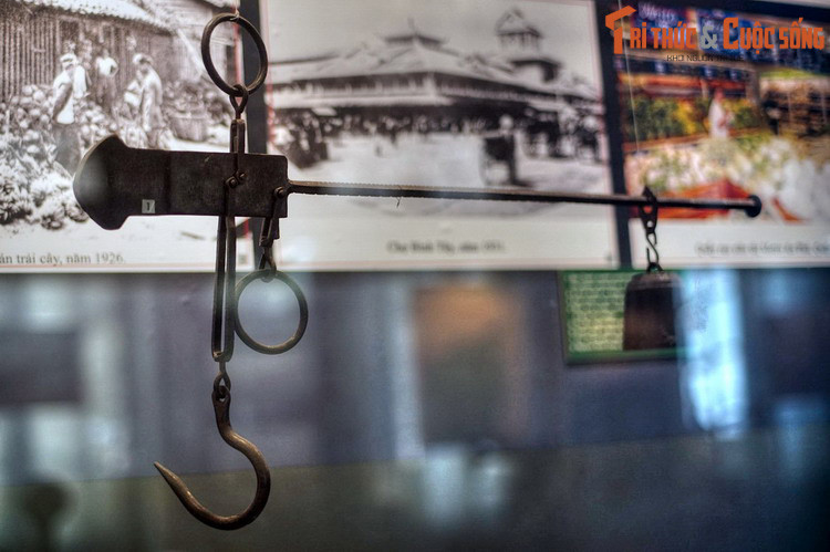 Làm bằng sắt với cấu tạo đơn giản, cân đòn là dụng cụ đo lường rất quen thuộc ở Việt Nam đầu những năm 1990 trở về trước. Ít ai ngờ rằng chiếc cân này có một lịch sử hết sức lâu đời. (Ảnh chụp tại Bảo tàng TP HCM).