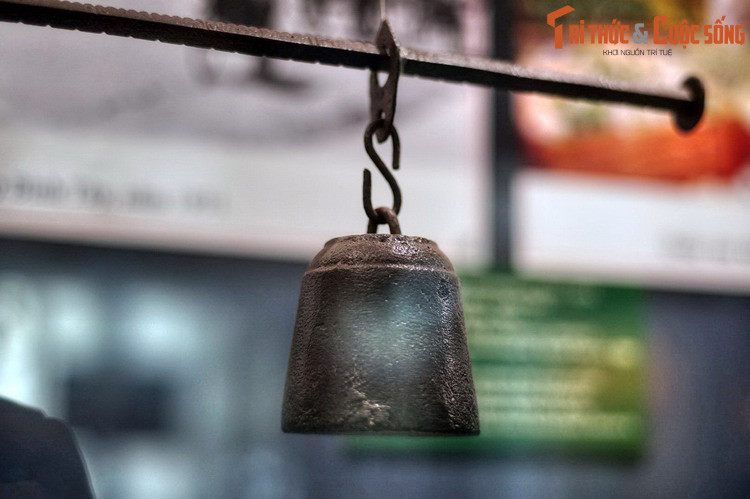 Theo quy ước xưa, vạch khắc trên cân nhất định phải là màu trắng hoặc là màu vàng, không được dùng màu đen, hàm ý rằng khi kinh doanh buôn bán phải công bằng chính trực, không được mang tâm đen tối.