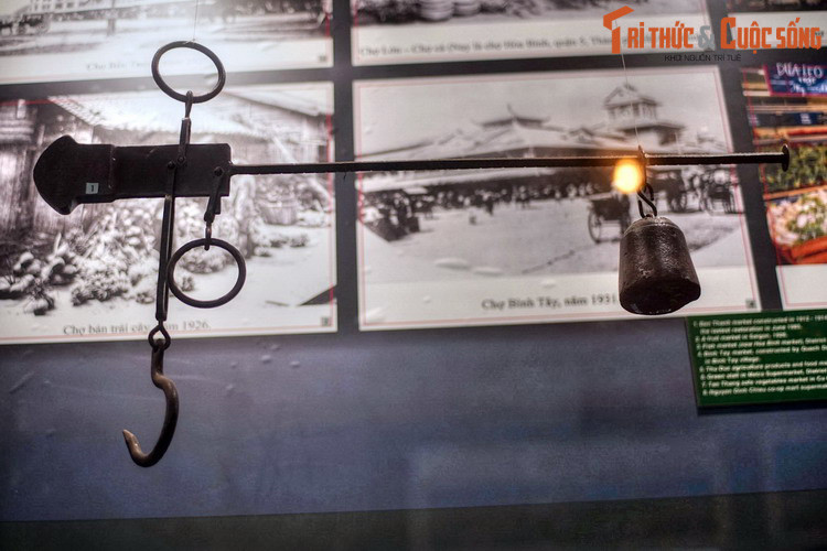 Từ Trung Hoa, cân đòn đã du nhập vào Việt Nam và trở thành công cụ cân đo chủ yếu của người dân Việt trong nhiều thế kỷ.