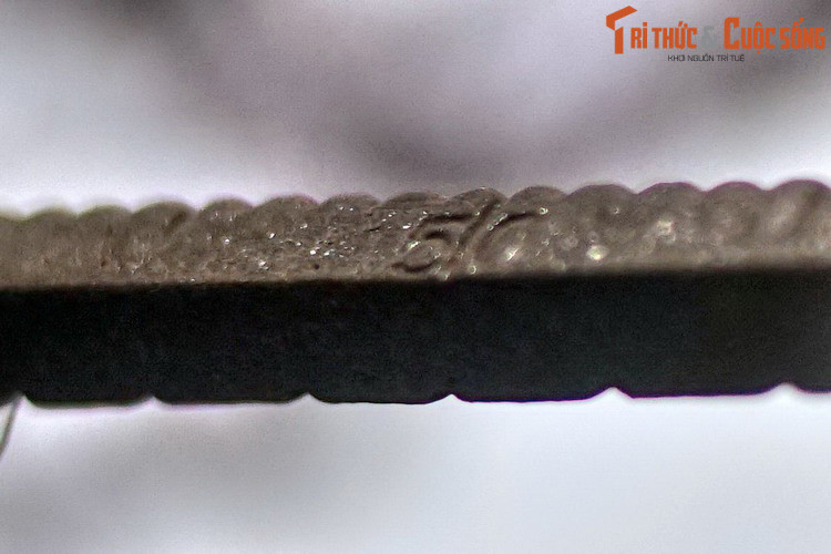 Cân đòn của Lỗ Ban được làm bằng gỗ, bao gồm cán cân, quả cân, và đĩa cân, hoạt động theo nguyên tắc đòn bẩy. Dựa theo Bắc Đẩu thất tinh và Nam Đẩu lục tinh, ông khắc 13 vạch khắc trên đòn cân, quy định 13 lạng bằng 1 cân.