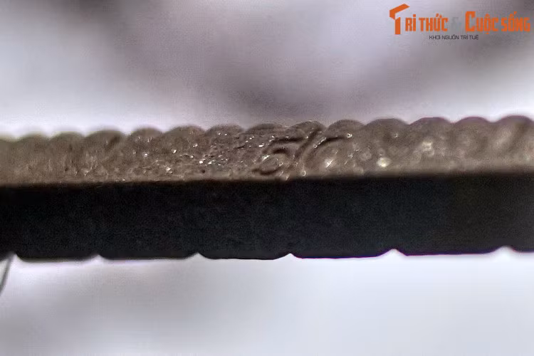 Cân đòn của Lỗ Ban được làm bằng gỗ, bao gồm cán cân, quả cân, và đĩa cân, hoạt động theo nguyên tắc đòn bẩy. Dựa theo Bắc Đẩu thất tinh và Nam Đẩu lục tinh, ông khắc 13 vạch khắc trên đòn cân, quy định 13 lạng bằng 1 cân.