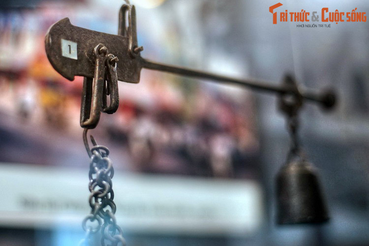 Theo các sử liệu Trung Hoa, cân đòn là một phát minh của Lỗ Ban (507 TCN - 444 TCN), thợ thủ công nổi tiếng sống ở nước Lỗ đầu thời Chiến Quốc trong lịch sử Trung Hoa.