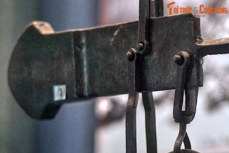 Vạch khắc đầu tiên trên cân đòn gọi là “định bàn tinh”, vị trí của nó là điểm treo của quả cân với móc cân khi quả cân ở vị trí cân bằng. Điểm mấu chốt nhất khi làm cân đòn đó là phải chọn thật chuẩn “định bàn tinh”.