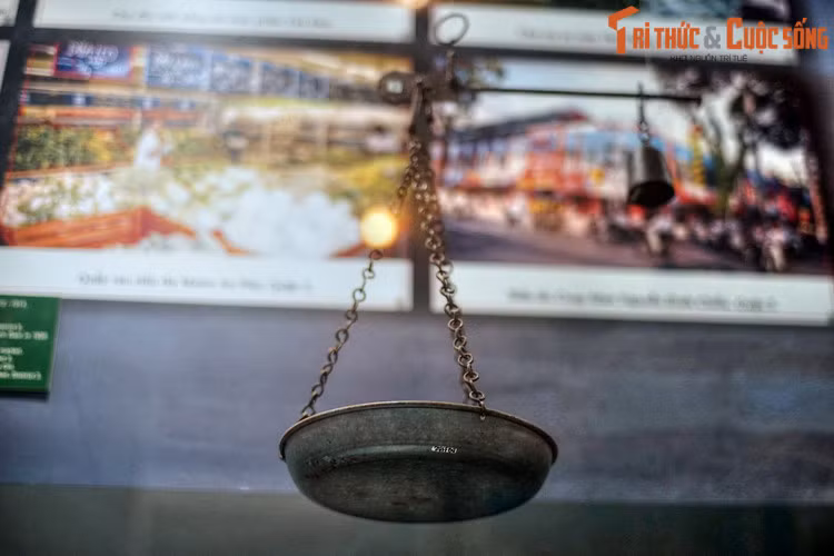 Sau khi thống nhất 6 nước, Tần Thủy Hoàng đã thêm ba vạch khắc tương ứng với tam tinh “Phúc Lộc Thọ”, đổi từ 13 lạng thành 16 lạng bằng 1 cân.