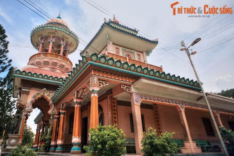 Điểm ấn tượng nhất của chùa là chính điện với ngôi tháp chính có nóc tròn hình củ hành, giống những đền chùa ở Ấn Độ.