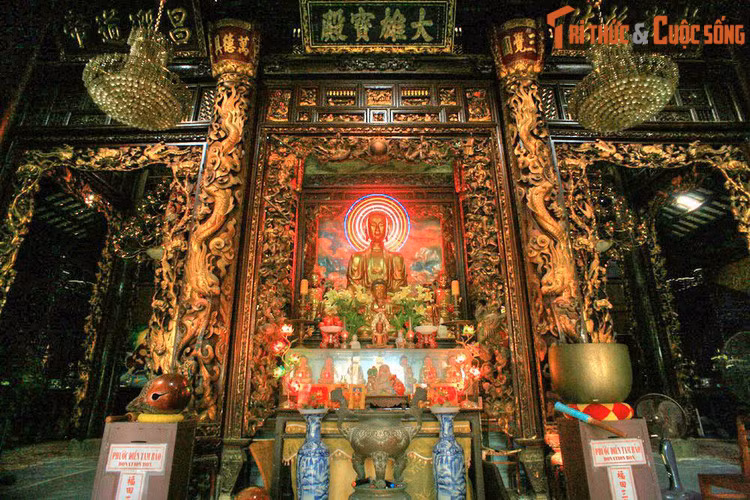 Chính điện của chùa được bài trí trang nghiêm, mang phong cách kết hợp Hoa – Việt, được tô điểm bằng các chùm đèn pha lê kiểu châu Âu.