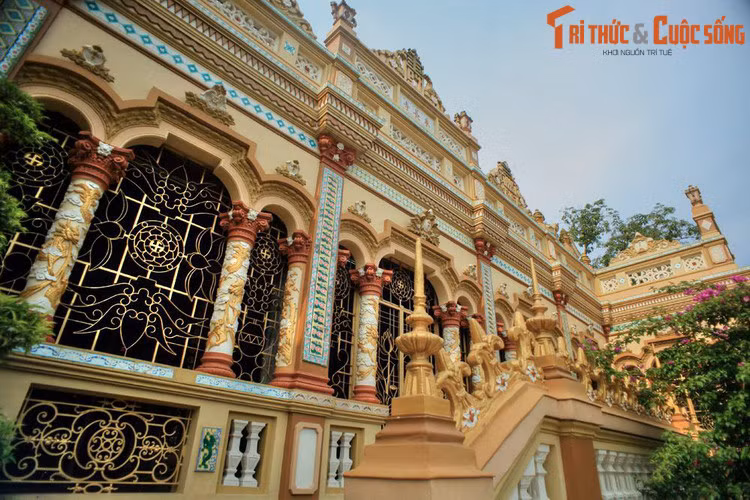 Nét kiến trúc La Mã ở chùa Vĩnh Tràng được thể hiện qua những hàng đá hoa màu sắc rực rỡ của Pháp được trang trí trên thành nóc, trên những hàng cột kiểu cách.