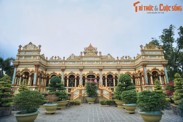 2. Chùa Vĩnh Tràng (TP Mỹ Tho, tỉnh Tiền Giang) từ lâu nay vẫn được coi là ngôi chùa có kiến trúc độc đáo, nổi tiếng bậc nhất ở vùng đồng bằng sông Cửu Long. Chùa mang một lối kiến trúc rất đa dạng, là sự tổng hợp của các phong cách Pháp, La Mã, Thái, Miên, Chàm, Hoa và Việt.