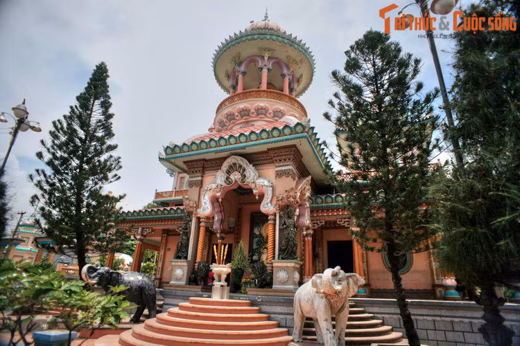 3. Nằm ở thành phố Châu Đốc, tỉnh An Giang, chùa Tây An được du khách gần xa biết đến với kiến trúc kết hợp phong cách nghệ thuật Ấn Độ - vùng đất được người Việt xưa gọi là xứ Tây Phương - và kiến trúc cổ dân tộc Việt.