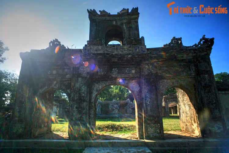 2. Nằm cách Hổ Quyền khoảng 400 mét, điện Voi Ré là nơi thờ những con voi lập được nhiều chiến công trong trận mạc vào thời kỳ xây dựng đế nghiệp của triều Nguyễn. Sự ra đời của công trình này gắn với một truyền thuyết khá ly kỳ.