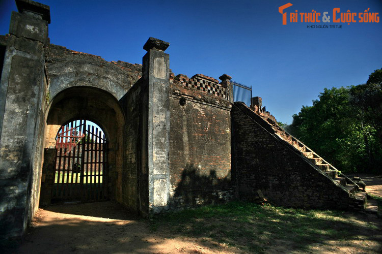 Đây là một đấu trường lộ thiên hình vành khăn, có hai vòng tường thành hình tròn đồng tâm cao gần 6 mét nếu tính cả lan can. Khán đài vua ngồi được xây cao và rộng hơn các vị trí xung quanh. Cạnh khán đài là hệ thống bậc cấp đi lên dành cho vua và đoàn tùy tùng.