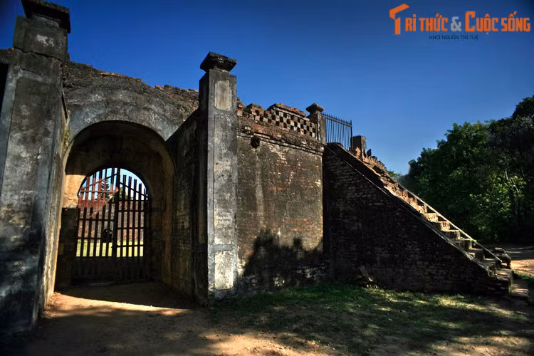 Đây là một đấu trường lộ thiên hình vành khăn, có hai vòng tường thành hình tròn đồng tâm cao gần 6 mét nếu tính cả lan can. Khán đài vua ngồi được xây cao và rộng hơn các vị trí xung quanh. Cạnh khán đài là hệ thống bậc cấp đi lên dành cho vua và đoàn tùy tùng.