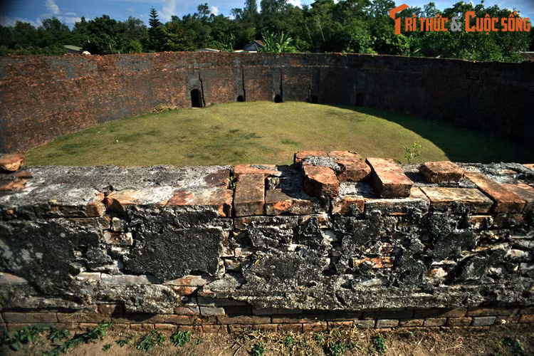 Sân đấu của Hổ Quyền là một thảm cỏ hình tròn, có đường kính 44m. Quanh vòng tường thành trổ 5 chuồng cọp và một cửa vòm lớn dành cho voi ra vào sân đấu.