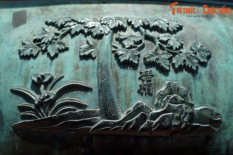 Khi cho đúc Cửu Đỉnh, vua Minh Mạng đã cho khắc hình cây ngô đồng trên Nhân đỉnh - chiếc đỉnh mang thụy hiệu của mình. Điều này cho thấy vua đã yêu quý cây ngô đồng đến mức nào.