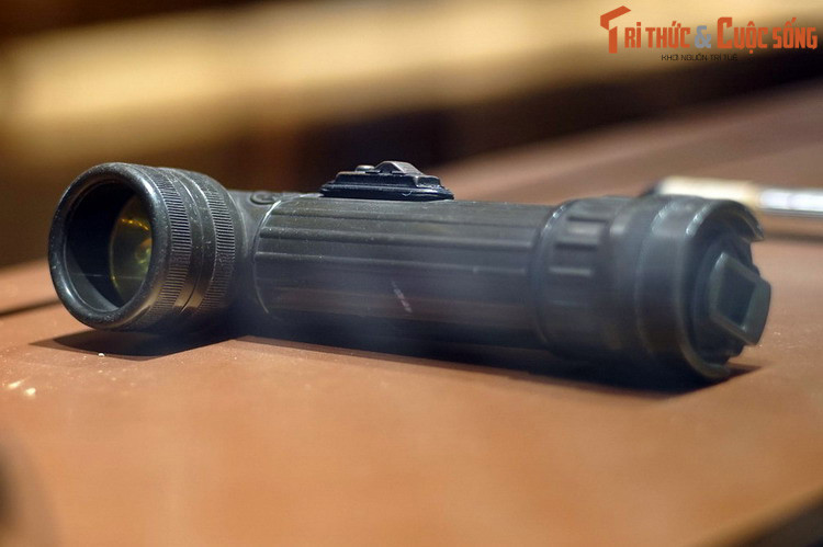 Hình dạng chữ L của đèn pin có hai tác dụng: Thứ nhất, nếu dùng đèn pin dạng thẳng, khi sử dụng có thể vô tình để lộ vị trí. Còn với dạng chữ L muốn chiếu ra xa thì lòng bàn tay phải ngửa về hướng muốn soi nên người dùng khó có thể mắc sai sót.