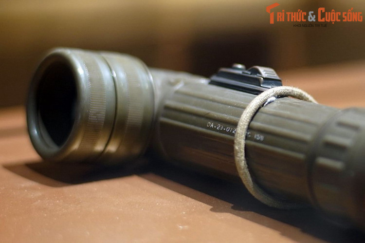 Thứ hai, góc chữ L cũng giúp cho việc gài đèn pin lên các giá đeo dễ dàng hơn. Khi di chuyển, lính Mỹ có thể gắn đèn vào trang phục để soi mà không cần dùng tay cầm, nhờ đó vừa dùng súng vừa dùng đèn pin cùng lúc.